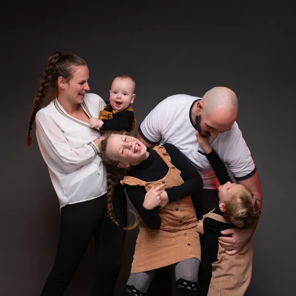 Séance photo famille  rire studio Voiron