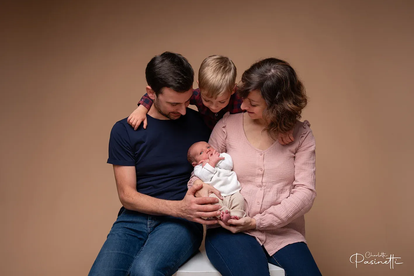 Séance photo famille amour Studio Voiron